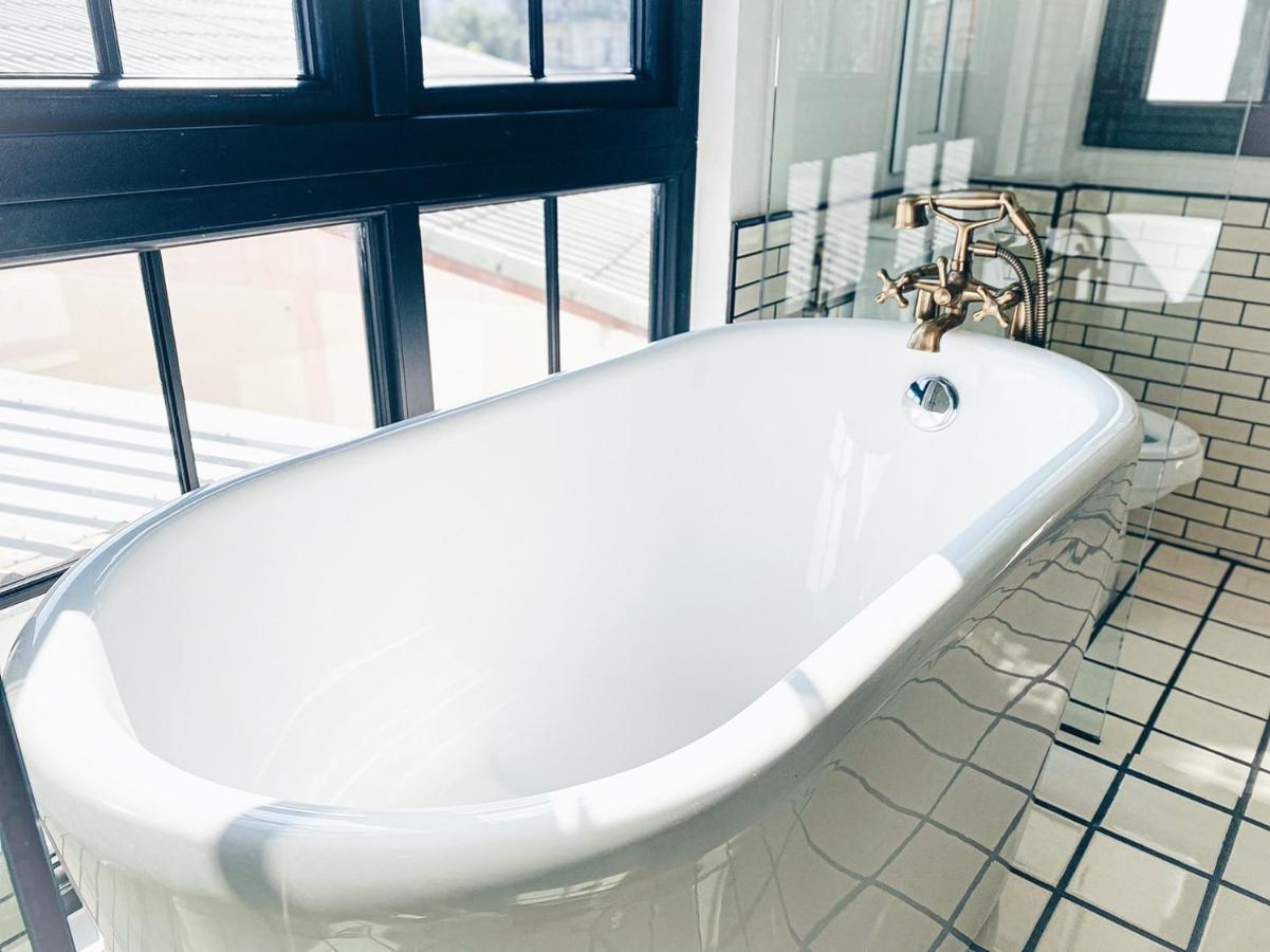 모라 부티크 호텔  치앙라이 외부 사진 A freestanding bathtub