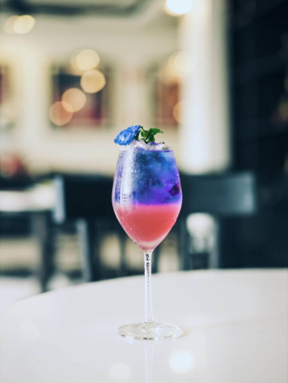 모라 부티크 호텔  치앙라이 외부 사진 A blue butterfly pea flower cocktail