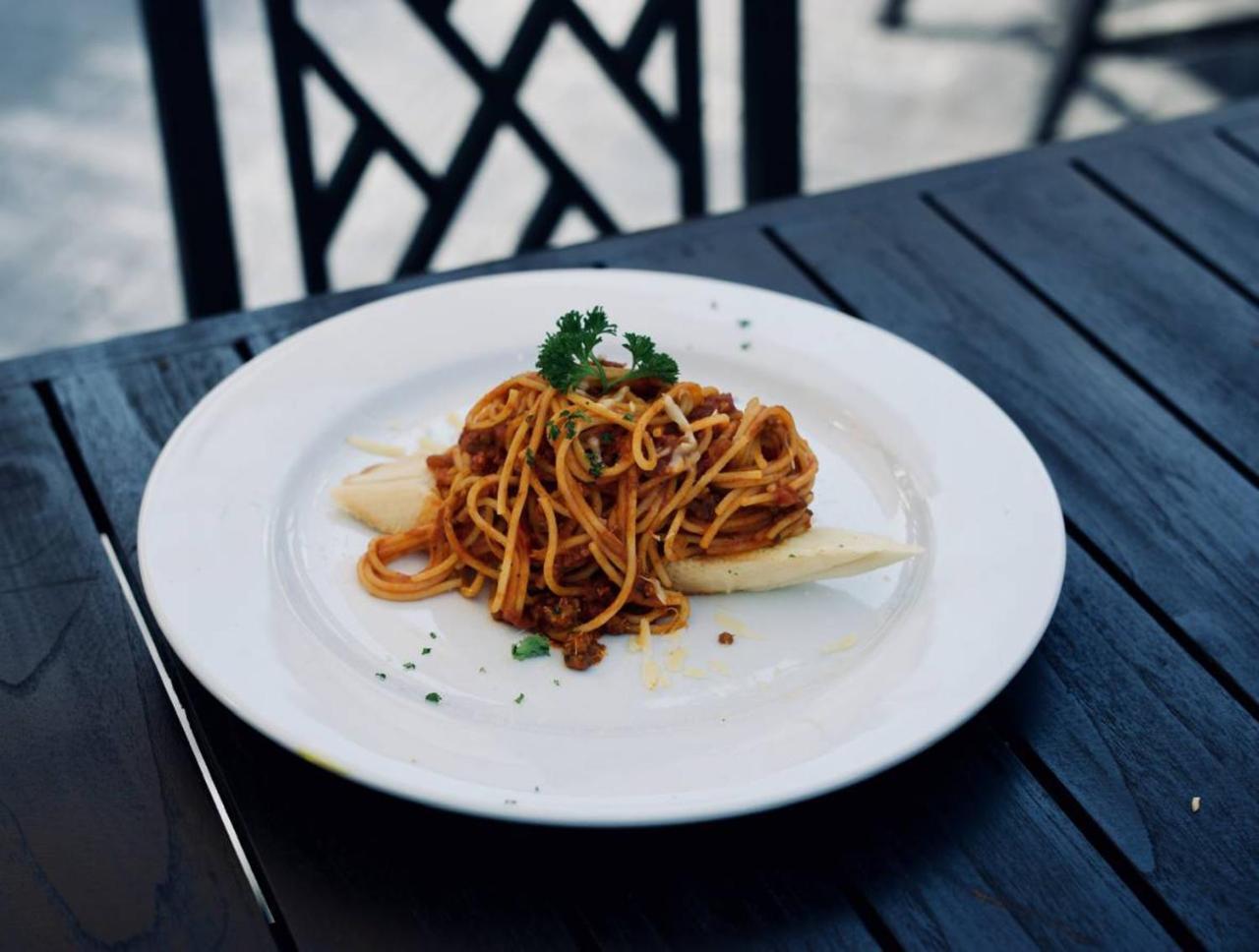 모라 부티크 호텔  치앙라이 외부 사진 A plate of spaghetti bolognese