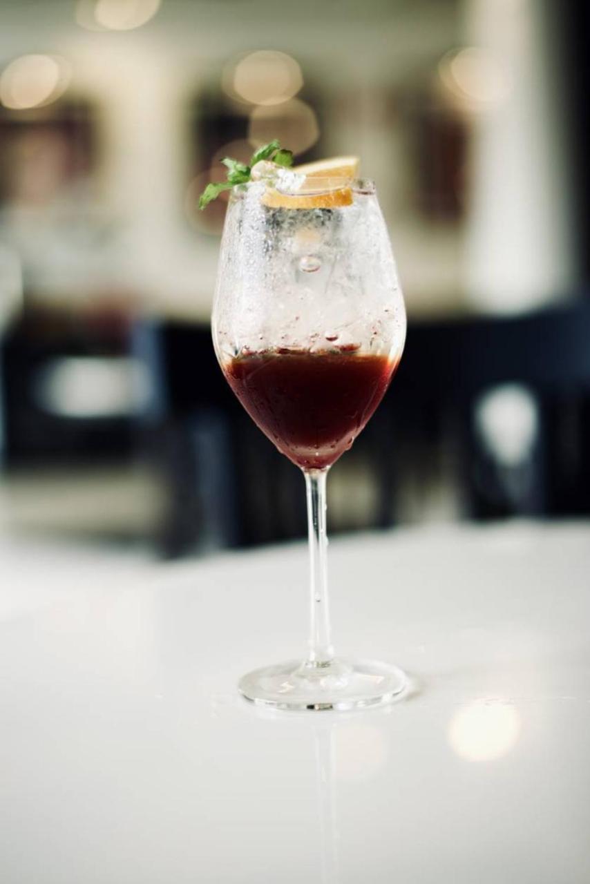 모라 부티크 호텔  치앙라이 외부 사진 A glass of Lambrusco