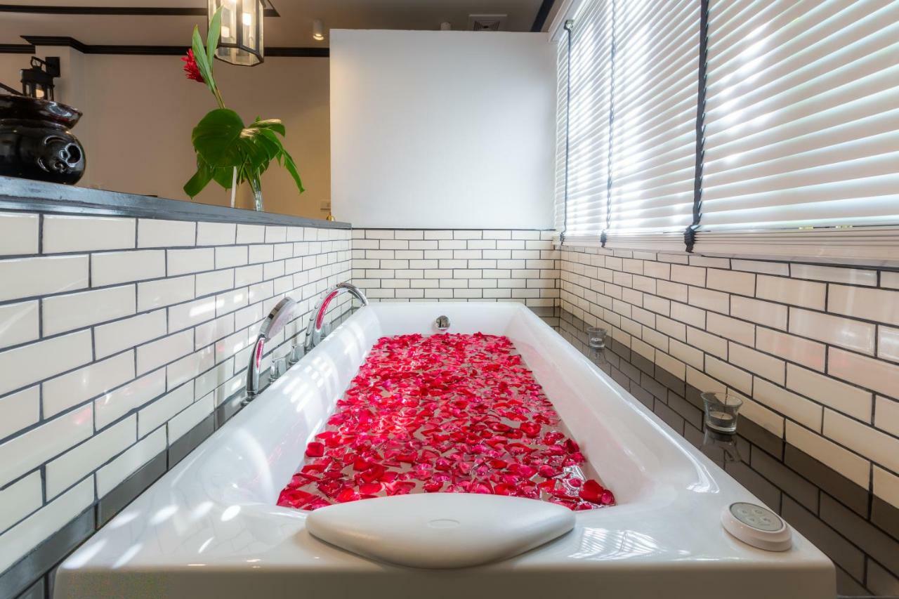 모라 부티크 호텔  치앙라이 외부 사진 A bathtub filled with rose petals