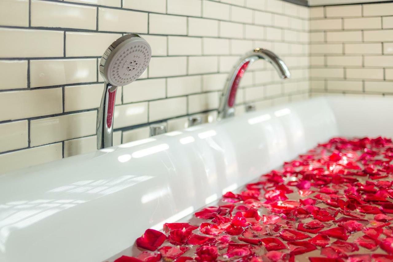 모라 부티크 호텔  치앙라이 외부 사진 A rose petal bath
